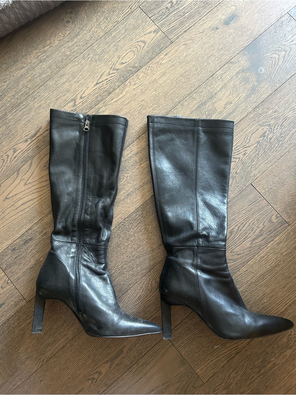 L’Intervalle Black Leather Pointed-Toe Knee Boots